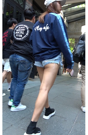 牛仔短裤小姐姐