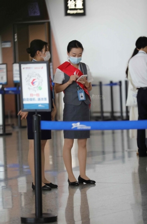 【街拍心灵】街拍肉丝制服美腿地勤