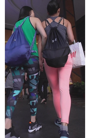 两个瑜伽小姐姐