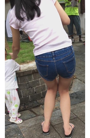 带孩子的牛仔热裤美妇