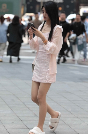 诱惑街拍肉丝妹子