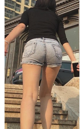 灰色牛仔热裤小妹