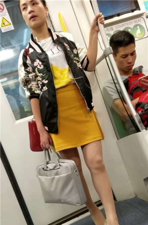 黄色短裙，丝袜，高跟高挑美女