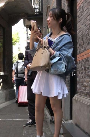 4K – 白色连衣裙性感街拍高跟美女 [2.02 GB]