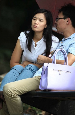 No120 脱鞋上椅的短黑丝