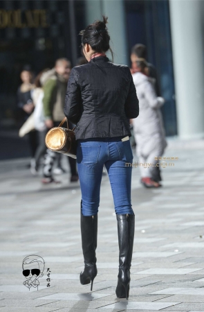 短款衣紧绷牛仔裤高跟长筒靴凸显魔鬼身材（2016年11月14日…