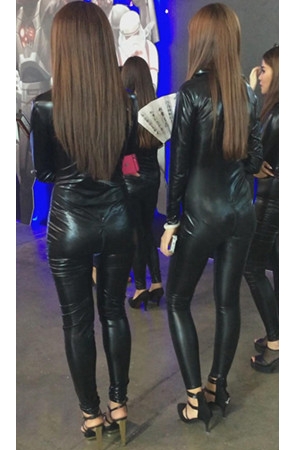 展会上一群连体皮衣美女