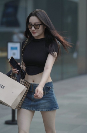 蓝色短裙小蛮腰美腿 [96P2V-931MB]