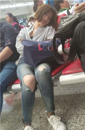 4k超清，装睡的破洞紧牛网袜小清新美女