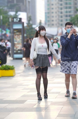 街拍双马尾女孩