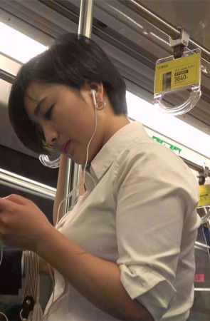 地铁上素颜的丝袜美眉