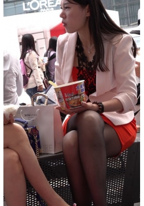 4K – 吃泡面的黑丝美女 [1.85 GB/MP4]