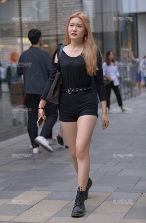 笑起来牙齿好白