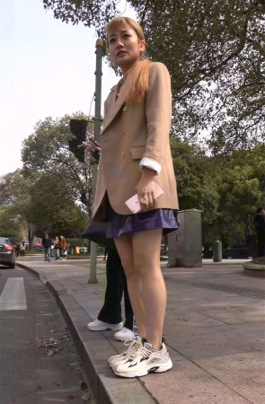 短裙性感美女由高跟鞋换上运动鞋