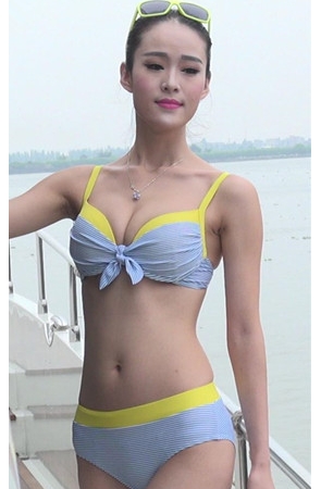 游艇上的泳装模特