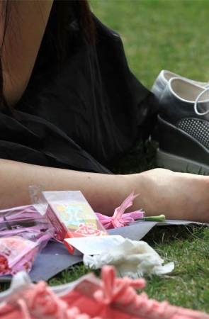 No1152 黑衣女孩草地秀足底