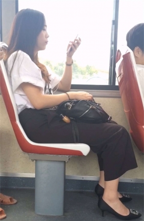 公交车上的休闲长裤长发美女