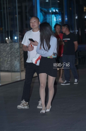 夜拍喜欢穿R丝的白色高跟美眉