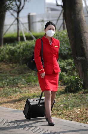 【街拍心灵】空姐黑丝街拍美腿制服下班
