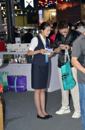 耐心且有礼貌的咖丝礼仪导购美眉