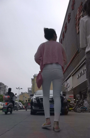 紧身白裤粉衣丸子头小美女