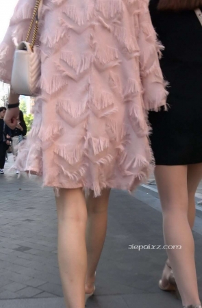 4K – 性感丝袜街拍美腿美女一起逛街 [1.42 GB/MP4]