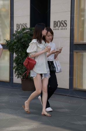 手捧奶茶的热裤美眉