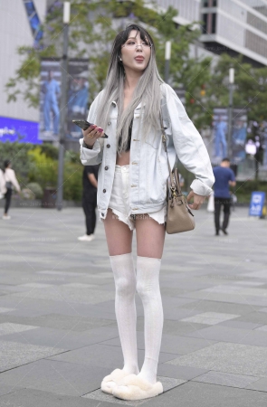 23712-42=107√性感蕾丝，春光…热裤小姐姐 12P