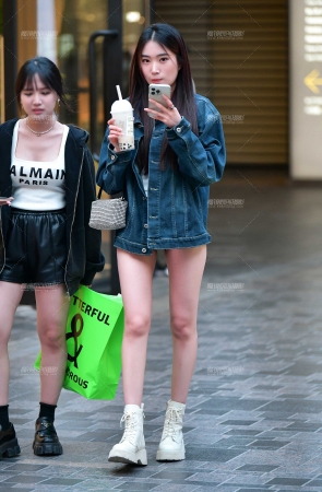 苗条牛仔热裤美女