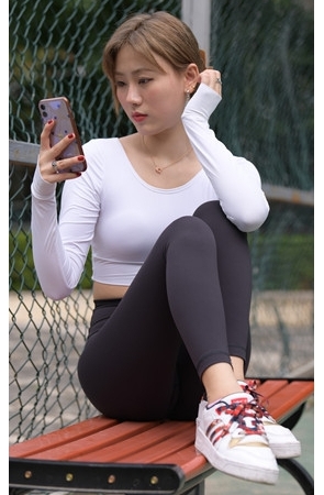 打篮球的黑色瑜伽裤美女【套图+视频】