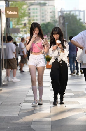 这种热裤女生，看见就令人疼惜