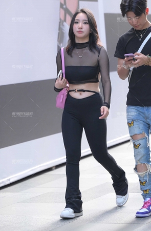 黑色紧身裤美女