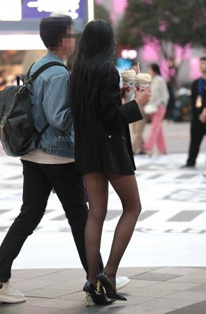 诱惑黑丝街拍高跟少妇-13P