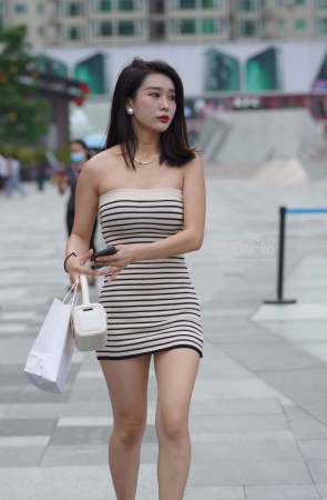 街拍条纹抹胸裙性感美女