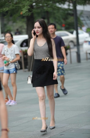 白白净净的漂亮女孩