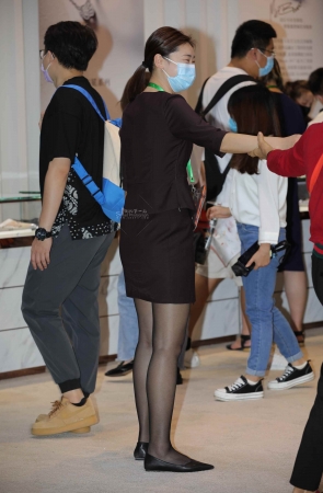 【街拍心灵】珠宝店黑丝紫色街拍制服美腿