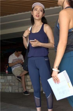 4K – 练习瑜伽的高颜值瑜伽紧身裤女孩！[2.51 GB]