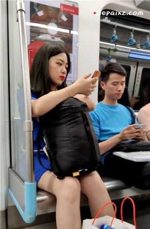 街拍地铁上的蓝色裙子小姐姐 [481 MB/mp4]