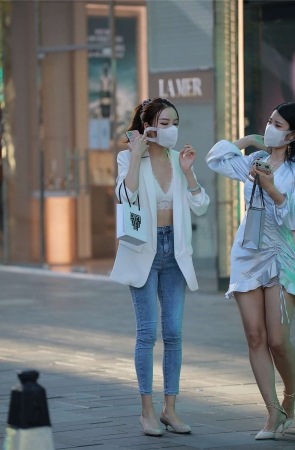 四九城嘎子街拍作品 – 长腿高跟女闺蜜