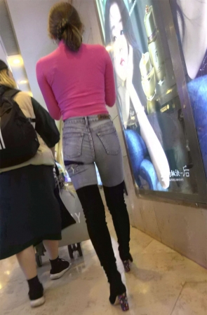 极品性感身材紧身牛仔裤辣妈