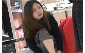 4k-斑点连衣裙街拍美女鞋店试高跟鞋