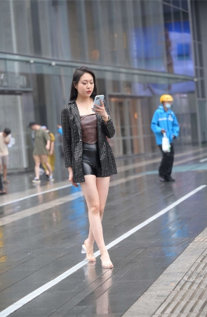 不吃鸡蛋街拍作品 有你的城市，下雨也美丽