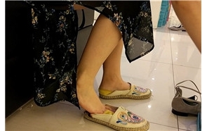 街拍鞋柜试鞋的花裙眼镜妹