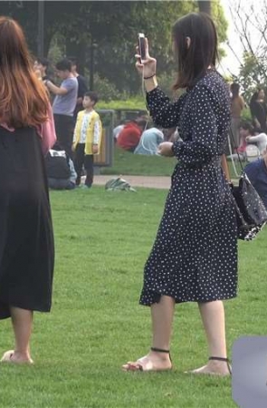 4k-公园草地放风筝的连衣裙文艺清新街拍美女