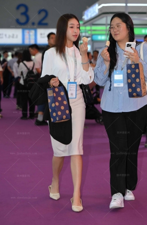 SH25-57-57√踩鞋跟的职工女子 8P