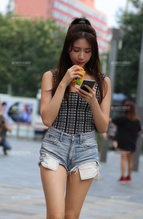 喝果汁的热裤大长腿