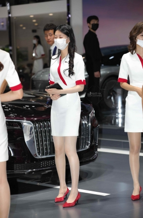 【街拍心灵】红旗车展品牌大使街拍肉丝大长腿