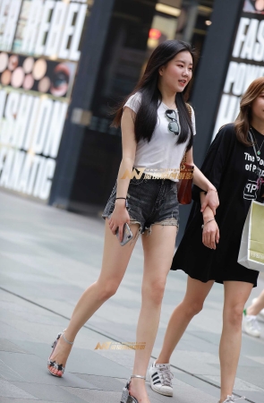 占满屏的大长腿美女