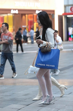 诱惑白丝高跟街拍少妇-20P