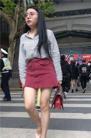 4K – 成熟韵味红裙米色高跟鞋美腿街拍美女 [1.11 GB]